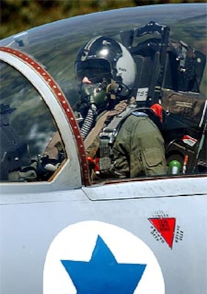 Un piloto israelí, sentado en un <i>F-15</i> durante una operación en el sur del país el pasado mes de agosto.