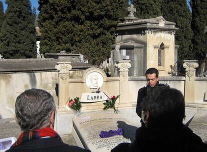 El poeta Alejandro Sanz lee ante la tumba de Larra el poema que leyera José Zorrilla. Ayer se cumplieron 172 años de la muerte de Fígaro.