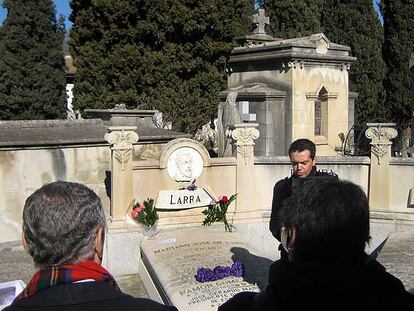 El poeta Alejandro Sanz lee ante la tumba de Larra el poema que leyera José Zorrilla. Ayer se cumplieron 172 años de la muerte de Fígaro.