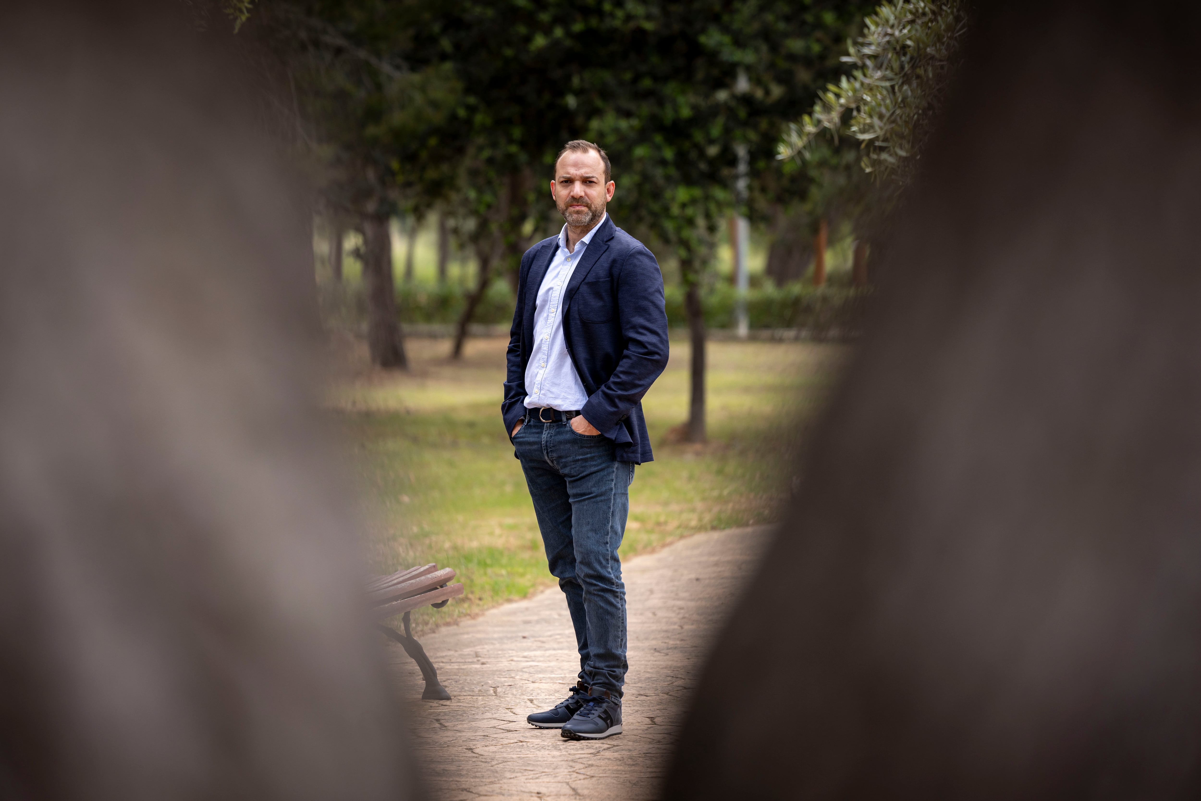 Víctor Ábalos que posa en un parque de Valencia, el viernes 24 de abril.
