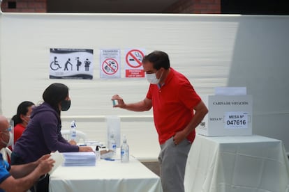 Yonhy Lescano, candidato del partido Acción Popular, muestra su documento de identidad antes de emitir su voto en Lima.