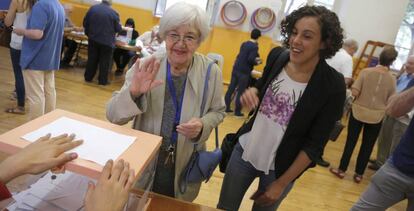 Nagua Alba (Podemos Euskadi) y su abuela, Lolo Rico.