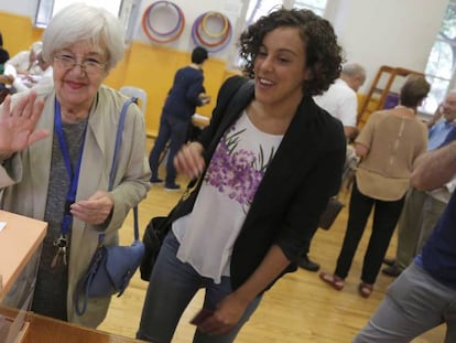 Nagua Alba (Podemos Euskadi) y su abuela, Lolo Rico.