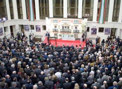 El <i>lehendakari,</i> Patxi López, se dirige a los centenares de personas que asistieron al acto institucional de celebración de las tres décadas de Estatuto.