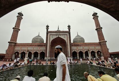 Un grupo de musulmanes realiza abluciones a la entrada de la mezquita de Jama, en Nueva Delhi, India. La purificación es obligatoria antes del rezo.