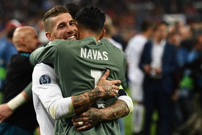 Sergio Ramos y Keylor Navas se abrazan tras el la victoria de su equipo.