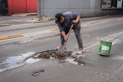 Adolfo José, tapa el bache en Canal de Tezontle, el 13 de agosto.