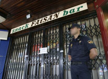 Un policía vigila el bar Faisán, en Irún, en junio de 2006.