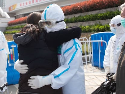 El personal médico abraza a los pacientes dados de alta en el Hospital Wuchang Fangcang, en Wuhan.
