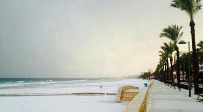 La playa de Muchavista (El Campello) cubierta de granizo