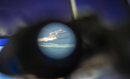 Uno de los ferris que cruzan el Estrecho, a través de unos prismáticos de uno de los marinos que trabajan en Tarifa Tráfico.