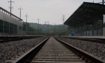 Vía de tren en la Zona Desmilitarizada.