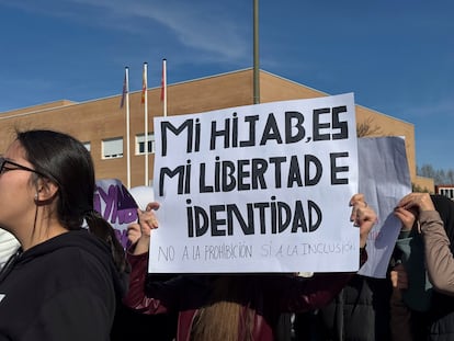 Participantes en una concentración en respuesta a la prohibición del uso del 'hiyab' en tres institutos del municipio madrileño de Parla, este miércoles.