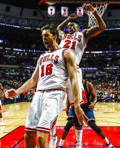 Los Bulls logran arrancar la temporada con una victoria ajustada ante los Cavaliers y Gasol y Butler lo celebran en el parqué del United Center.