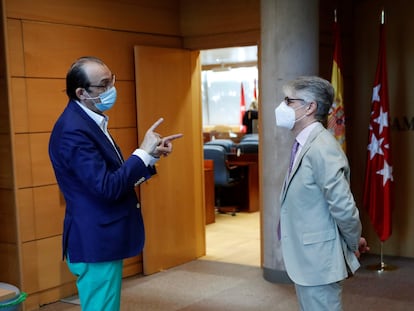 El diputado socialista y presidente de la Comisión de Reconstrucción, Carlos Carnero (d) conversa con el diputado de Vox, José Ignacio Arias (i) durante la constitución de la comisión en la Asamblea de Madrid este miércoles.