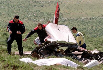 Dos agentes de la Ertzaintza y un miembro de la DYA trabajan en el lugar en que se estrelló la avioneta.