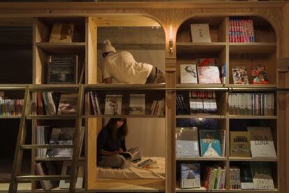 Habitaci&oacute;n del albergue Book and Bed, en Tokio. 