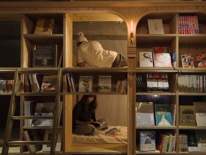 Habitaci&oacute;n del albergue Book and Bed, en Tokio. 