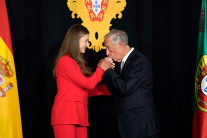 El Presidente de Portugal, Marcelo Rebelo de Sousa, besa la mano a la Princesa Leonor de Borbón, en el Palacio de Belem.