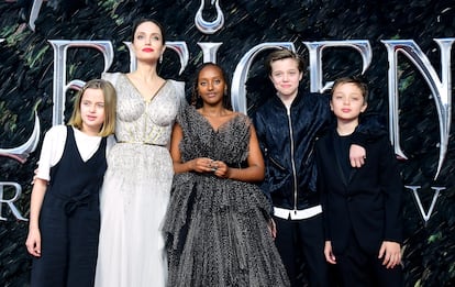 Angelina Jolie con sus hijos Vivienne, Zahara, Shiloh —ahora llamado John— y Knox  Jolie-Pitt en el estreno de 'Maléfica II' en Londres en octubre de 2019.