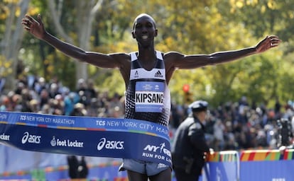 Momento en el que el ganador, Wilson Kipsang, cruza la línea de meta en Central Park.