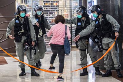 Policía durante una concentración en Hong Kong.
