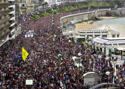 Aspecto de la manifestación donostiarra a su paso por la playa de la Concha.