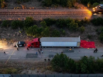 Policías trabajan en el sitio donde fue encontrado el tráiler con los cuerpos de al menos 40 migrantes, este lunes en San Antonio, Texas.