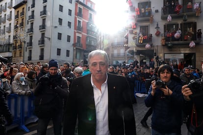 Joseba Asiron, tras ser elegido alcalde de Pamplona, este jueves ante sus simpatizantes.