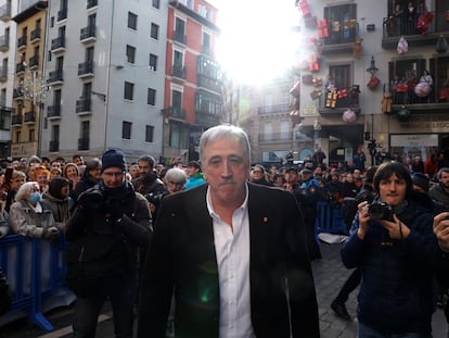 Joseba Asiron, tras ser elegido alcalde de Pamplona, este jueves ante sus simpatizantes.