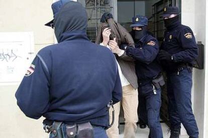 La policía traslada a uno de los detenidos en la calle de Mazarredo de Málaga.