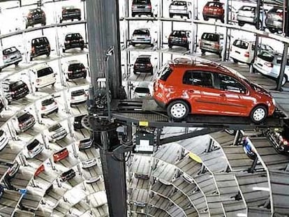 ¿Por qué son tan caros los parkings de estaciones y aeropuertos?