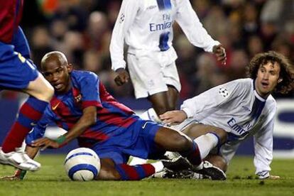 Eto'o y Carvalho, en un lance del Barça-Chelsea de la <i>Champions</i> de febrero pasado.