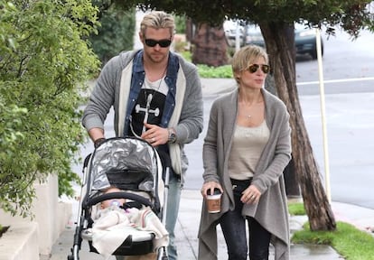 Elsa pataky, Chris Hemsworth y su hija, por las calles de Los Ángeles.