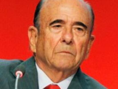 El presidente del Banco Santander, Emilio Botín da comienzo con un toque de campana a la Junta General del Grupo Santander