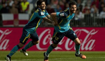 Iborra celebra su gol al Almería con Banega.