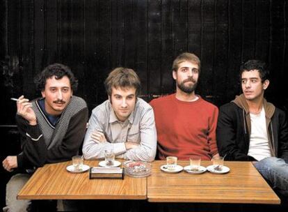<b>Arriba, la banda catalana revelación de 2009 Manel (Guillem Gisbert, su cantante, es el segundo por la derecha).