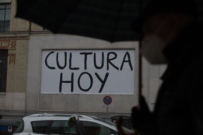 La fachada de La Casa Encendida con el lema "Cultura hoy, futuro mañana".