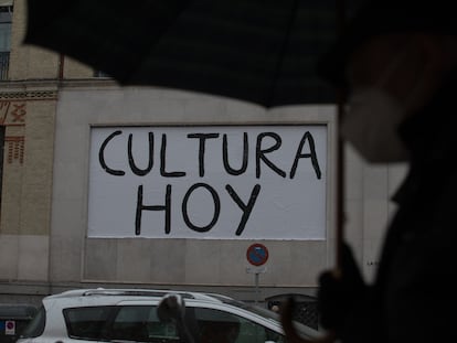 La fachada de La Casa Encendida con el lema "Cultura hoy, futuro mañana".