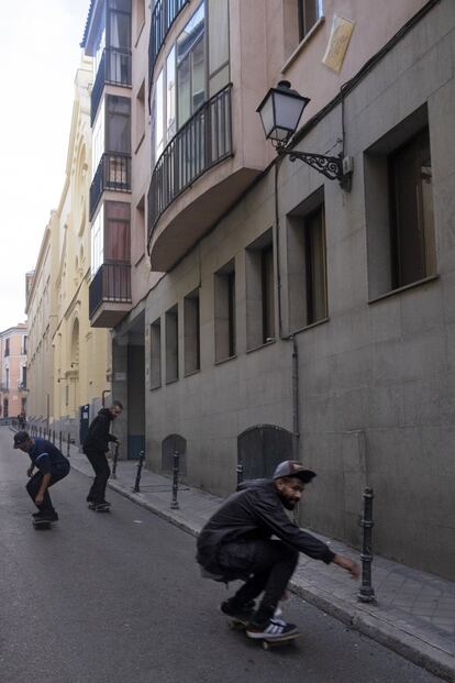 En la calle de Fomento, que empieza en la cuesta de Santo Domingo, se encontraba la sede del diario el Debate, en el que Galdós trabajó.  
En la foto, unos skaters pasan por el punto exacto, el número 15 de la calle, donde se encontraba el periódico. Una placa en la fachada lo recuerda. 