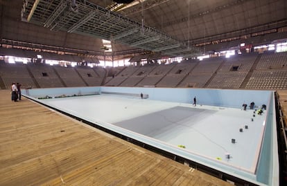 Tras completar la instalación de los sistemas de tuberías de canalización y recirculación, se cubrió el perímetro de la piscina con un entarimado y se comenzó a acondicionar, pintar y señalizar la cubeta.