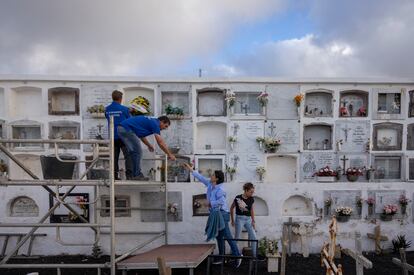 El entierro de uno de los jóvenes migrantes fallecidos el domingo en aguas de El Hierro, este lunes en el cementerio de El Mocanal, localidad de Valverde.