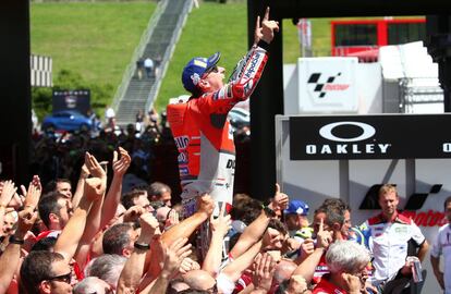 Jorge Lorenzo celebra con sus mecánicos el triunfo en Mugello.