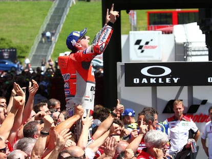 Jorge Lorenzo celebra con sus mecánicos el triunfo en Mugello.