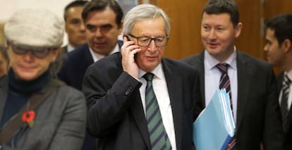 El presidente de la Comisi&oacute;n Europea, Jean-Claude Juncker (c), habla por tel&eacute;fono m&oacute;vil a su llegada a la reuni&oacute;n semanal del Colegio de comisarios europeos en Bruselas (B&eacute;lgica). 