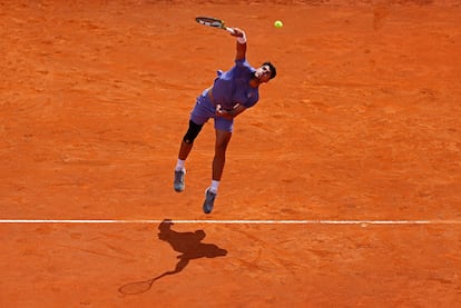 Alcaraz sirve durante el partido contra Lajovic, este viernes en Roma.