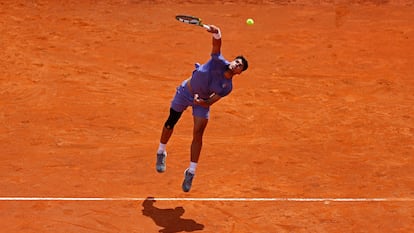 Alcaraz sirve durante el partido contra Lajovic, este viernes en Roma.