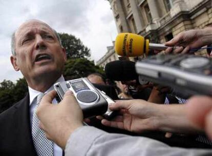 Ron Dennis, a su salida ayer de la sede de la FIA en París.