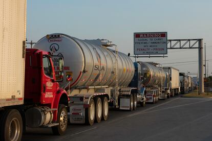 Pipas de combustible cruzan por el puente internacional Pharr - Reynosa, en abril de 2022.