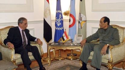 El jefe de la Junta Militar de Egipto (derecha) recibe al ex secretario general de la Liga Árabe Amr Mussa.